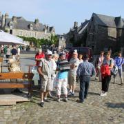 Marcheurs sur la place de l'église