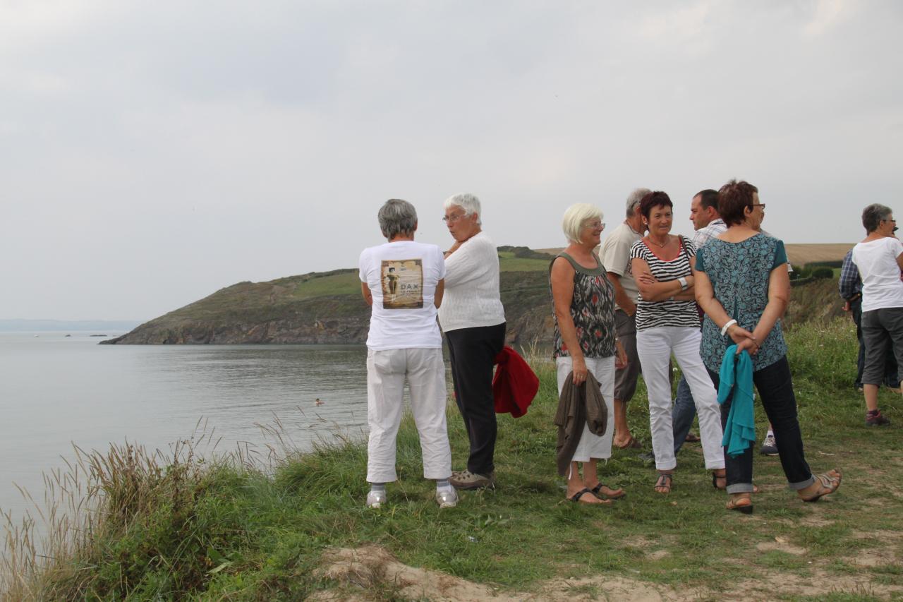 Marcheurs à la plage de Kervel