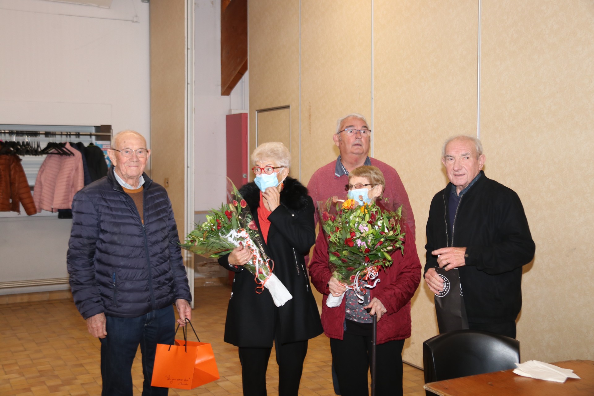 Remise de fleurs pour les 80 ans