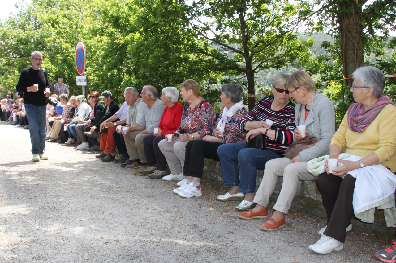 Un long banc de pierre !!!