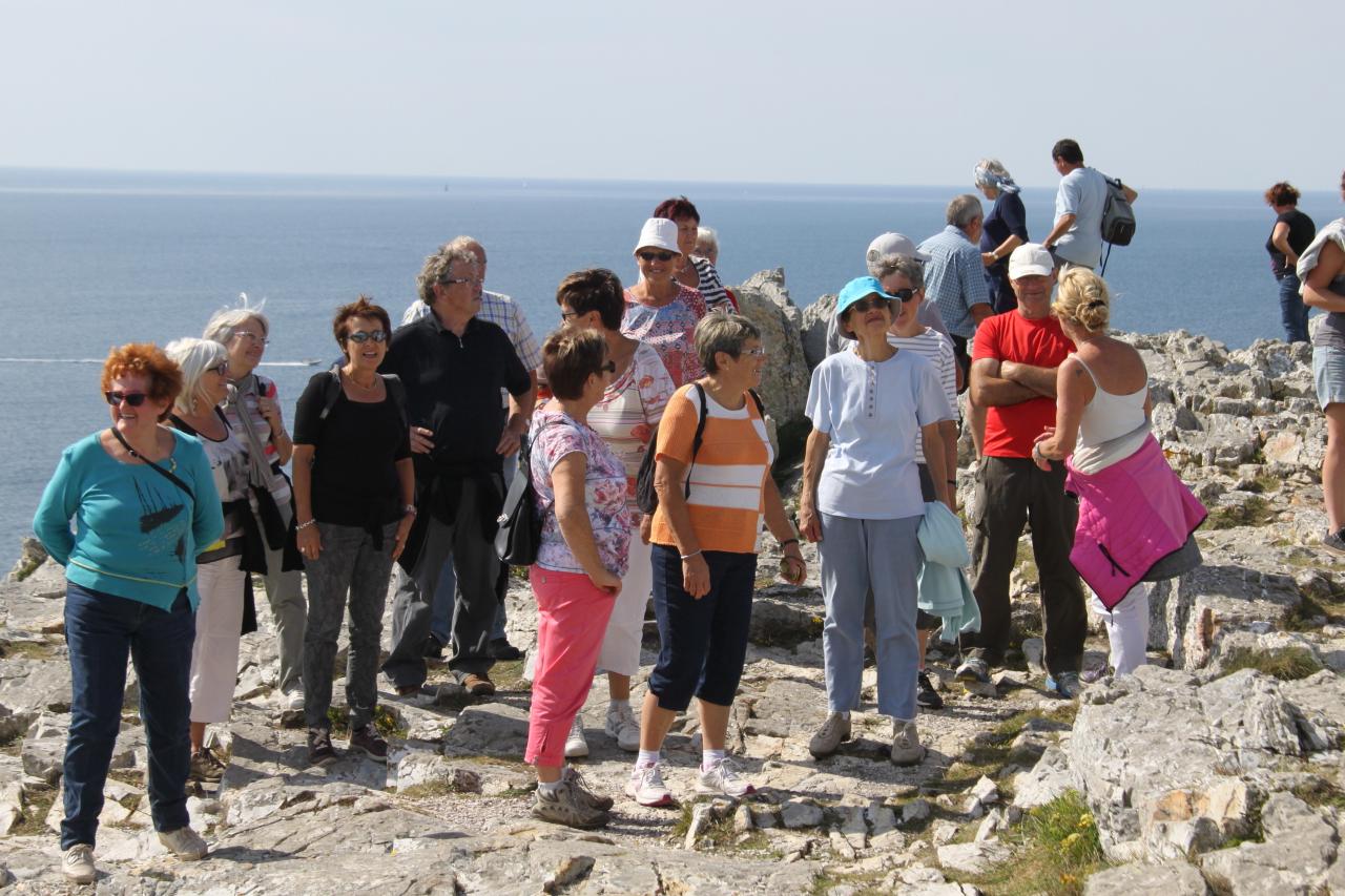 Les marcheurs regarde le monument des Français libres