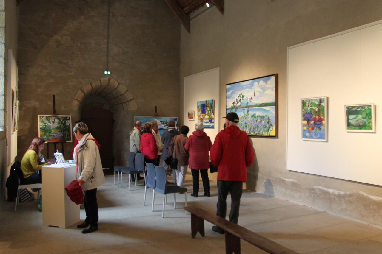 Les marcheurs admirent les tableaux dans la chapelle St Jacques